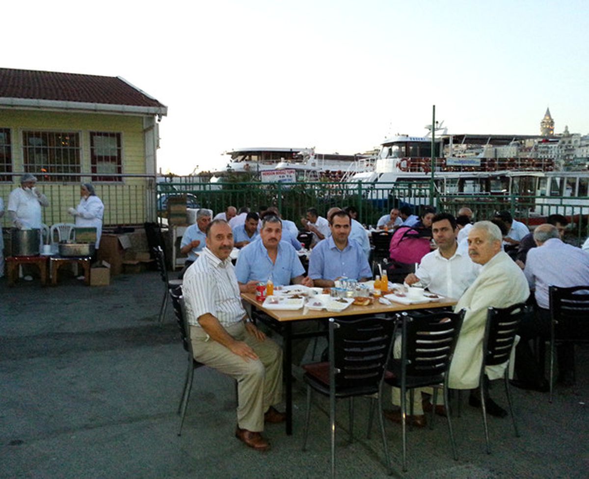 İETT\'den İftar Saatinde Yolda Olan Yolculara İftar