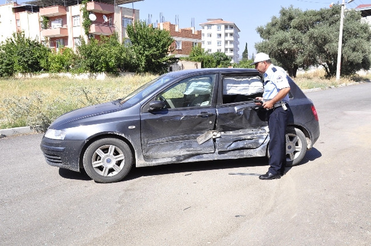 İzmirdeki Trafik Kazasında Bir Sürücü Yaralandı