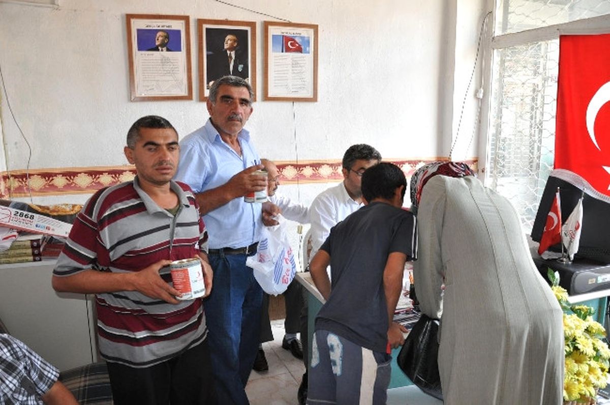 Kızılay\'ın Sorgun\'da Dar Gelirlere Yönelik Yiyecek ve Para Yardımı Sürüyor