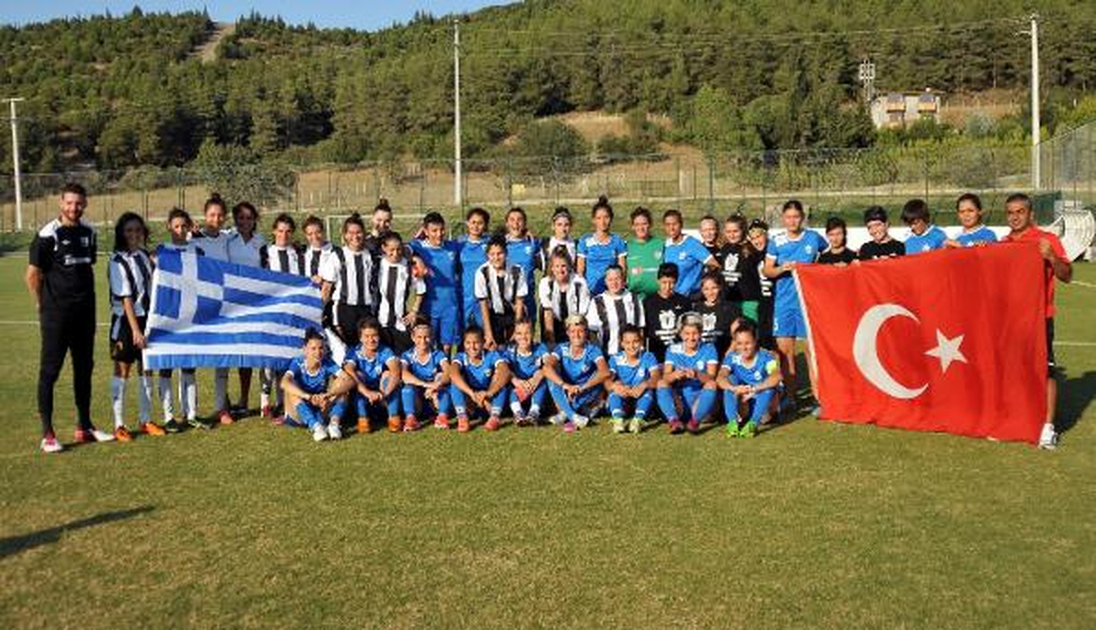 Konak Beledıyespor Kadın Futbol Takımı PAOK\'u Yendi