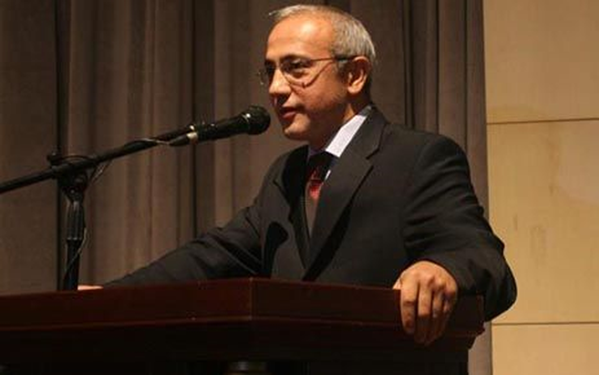 AK Parti\'li Elvan\'ın Eli Tokalaşmaktan İncindi