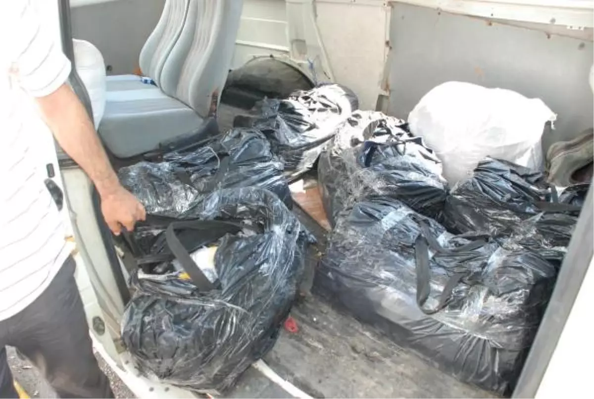 Minibüste Kaçak Sansar ve Tilki Kürkü Ele Geçirildi