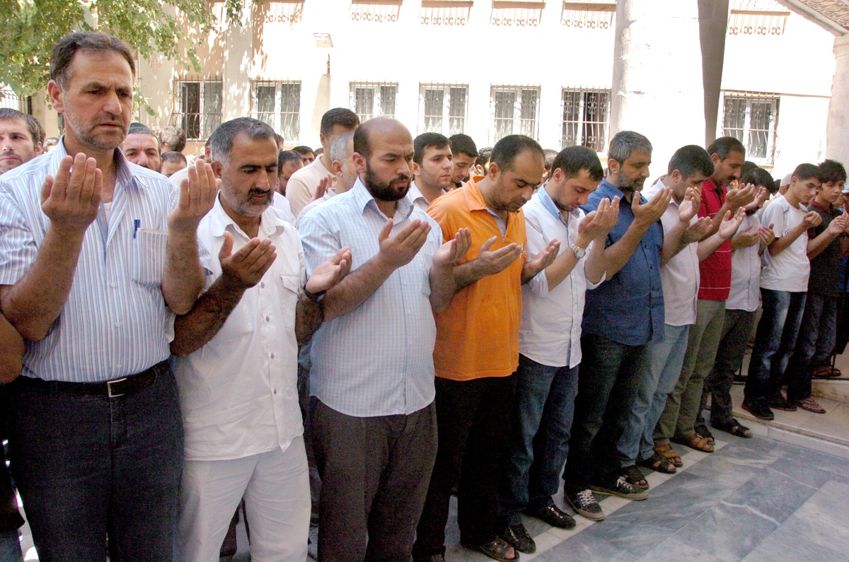 Mısır\'da Ölenler İçin Diyarbakır\'da Cenaze Namazı Kılındı