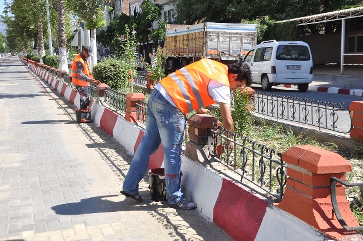 Nazilli\'de Kaldırım ve Refüjler Boyanıyor