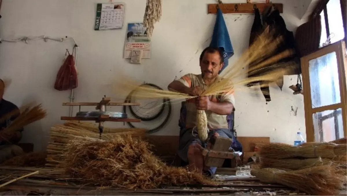 (Özel Haber) Osmanlı\'dan Günümüze Gelen Süpürgecilik Mesleği Kaybolma Aşamasında