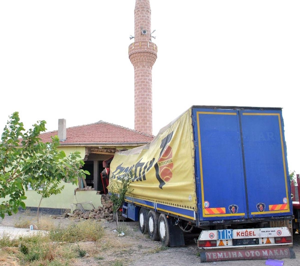 Kontrolden Çıkan Tır Camiye Girdi