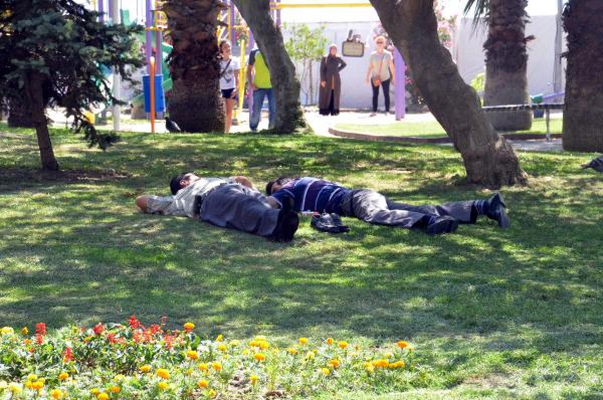 Sinop\'ta Vatandaşlar Ağaç Gölgesinde İftarı Bekliyor