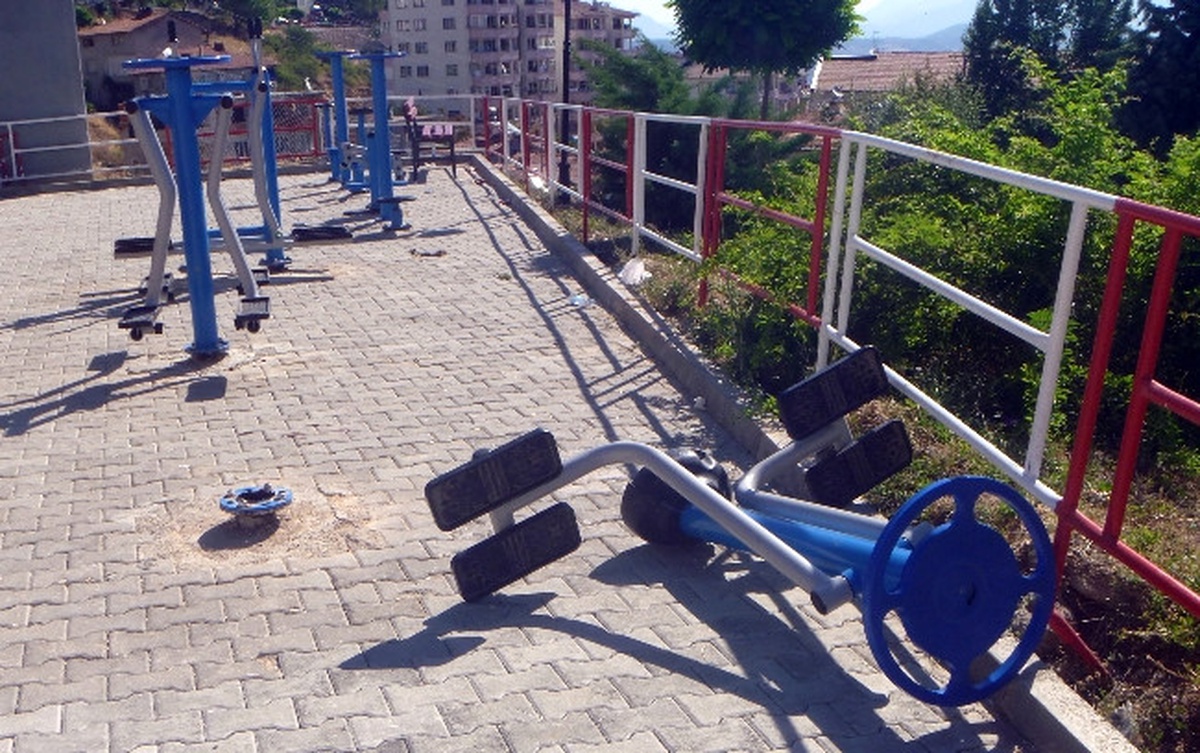 Parktaki Spor Aletlerini Kırdılar