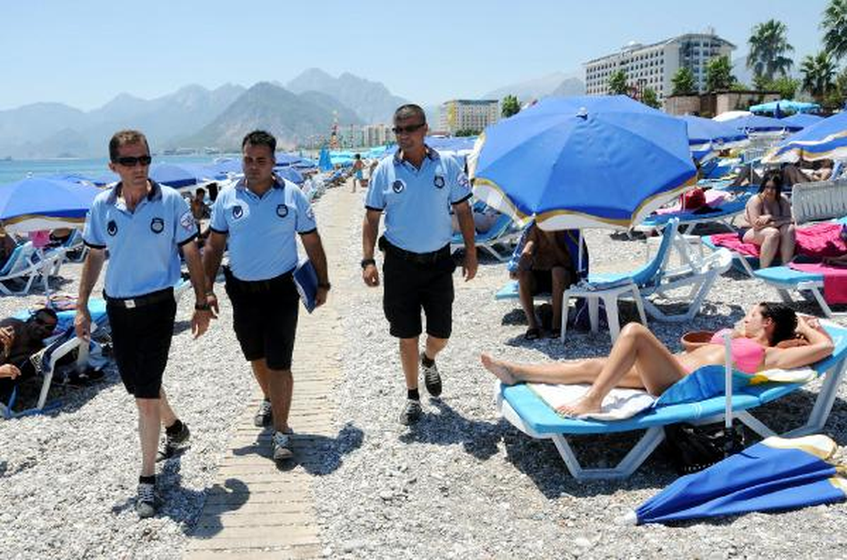 Konyaaltı Plajı\'nda Şortlu Zabıta Timi