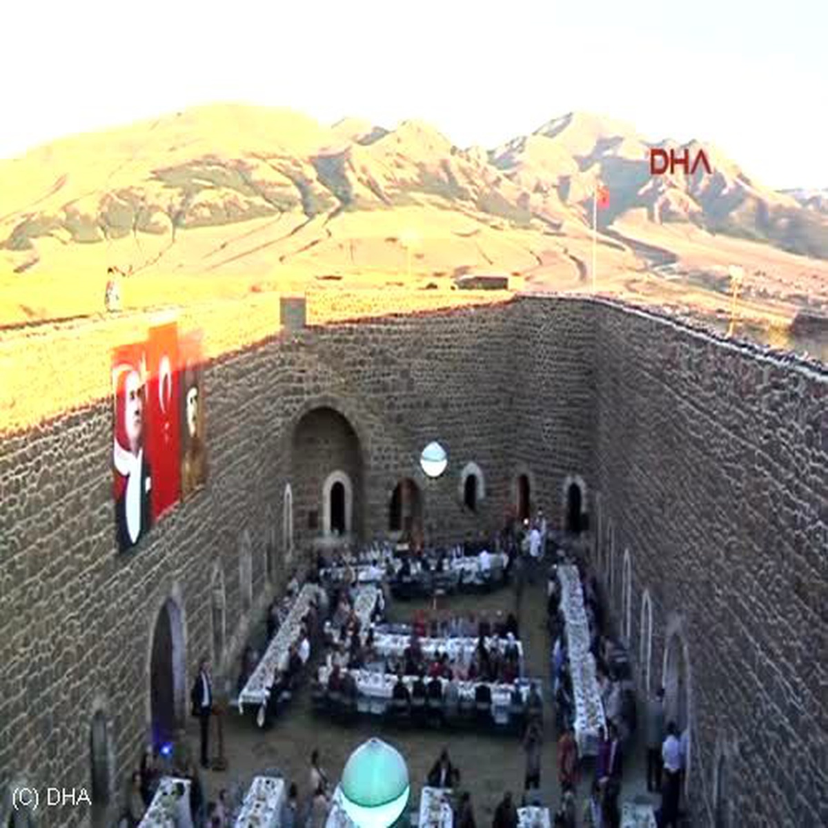 Rus\'a Geçit Verilmeyen Tabyalarda Şehit Ailelerine ve Gazilere İftar Yemeği