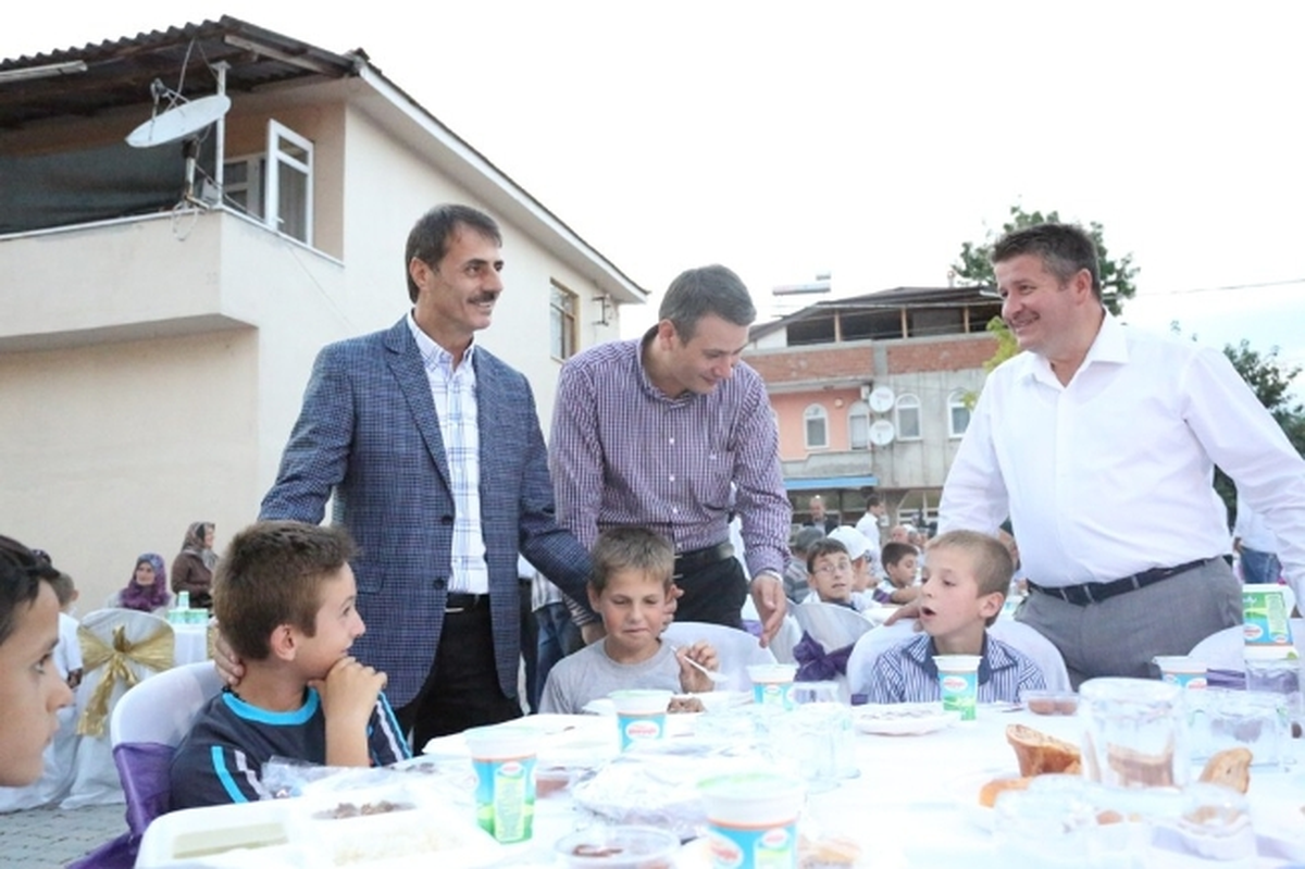 Serdivan\'da İftar Sofraları Aralık Mahallesi\'nde Kuruldu