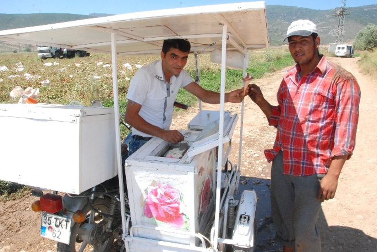 Sıcakta Çalışanların Yardımına Seyyar Dondurmacı Koşuyor