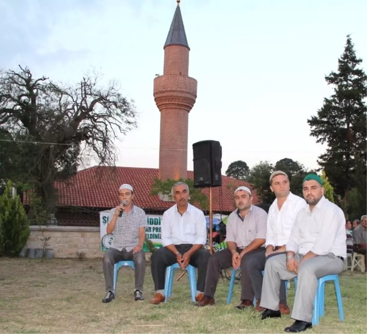 Tarihi Caminin Bahçesinde İftar Yaptılar