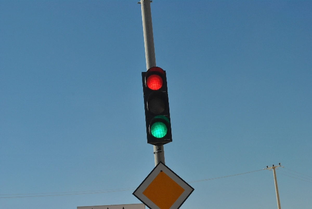 Trafik Işığında Hem Yeşil Hem Kırmızı Işık Yanıyor