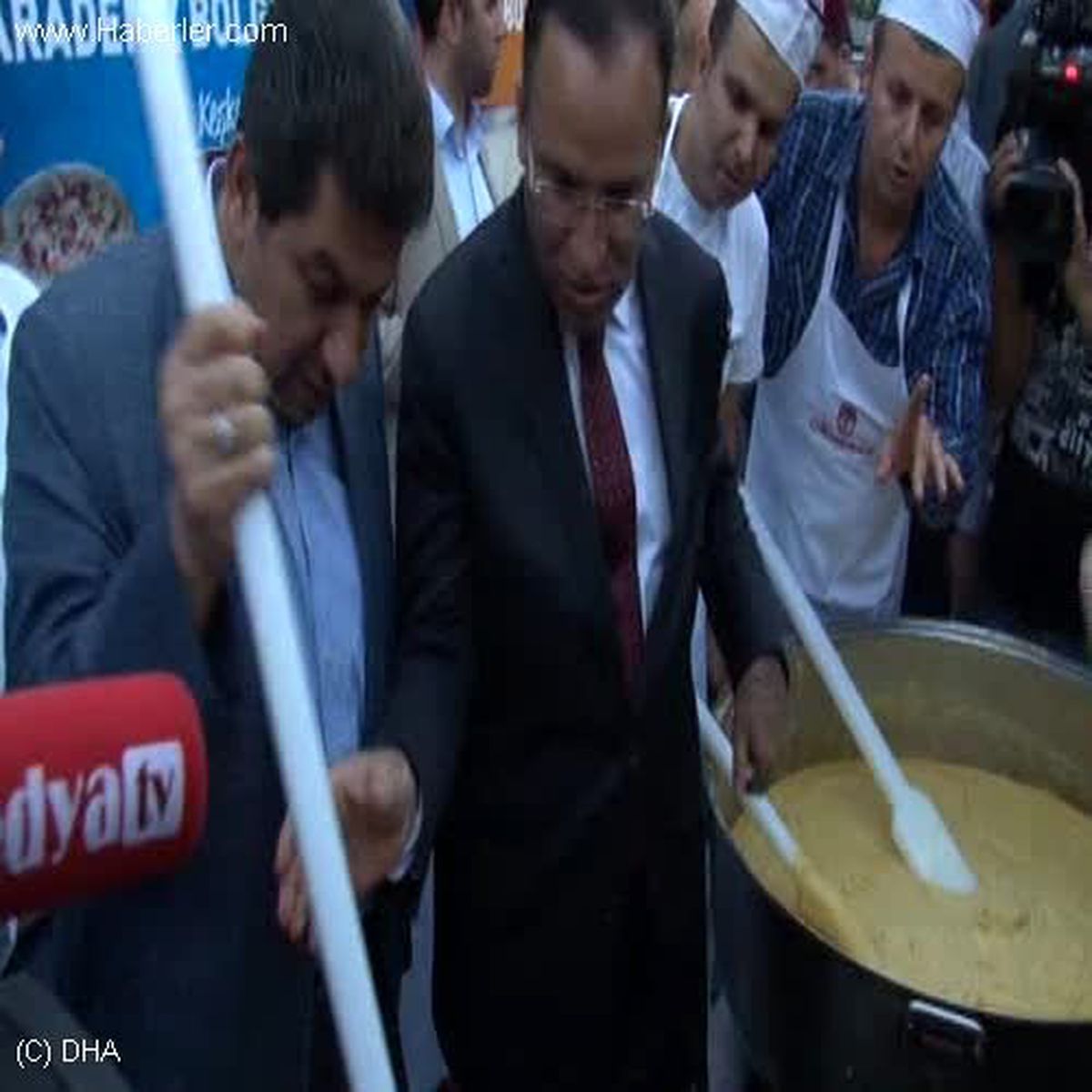 Bakanlar Esenler\'de İftarda Buluştu