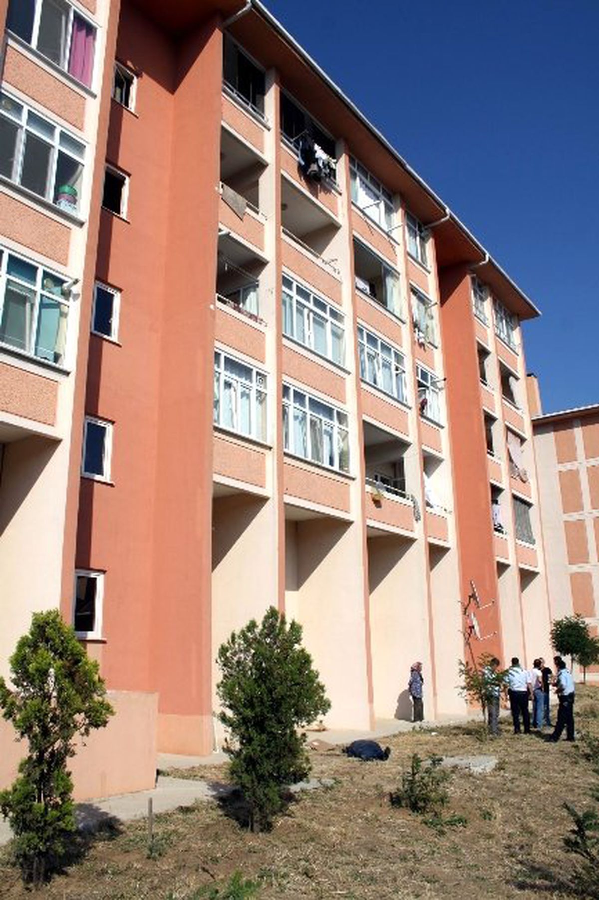 Üçüncü Kattan Düşen Genç Hayatını Kaybetti