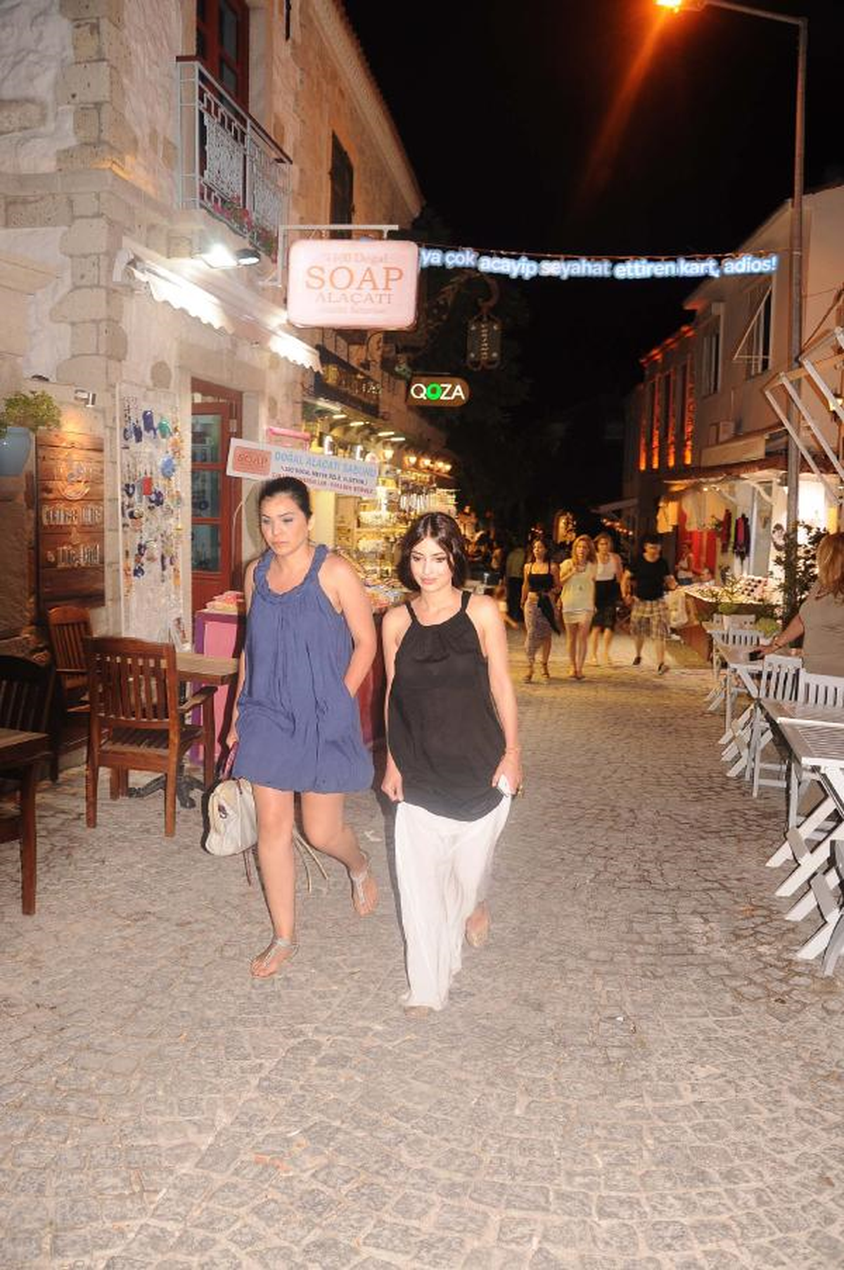 Melike İpek Yalova Uzun Etekle Yürümekte Zorlandı