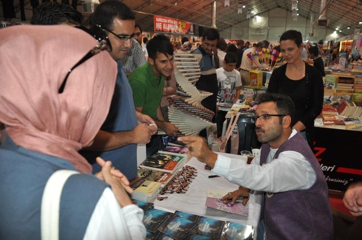 Yazar Sinan Yağmur, Kitaplarını İmzaladı