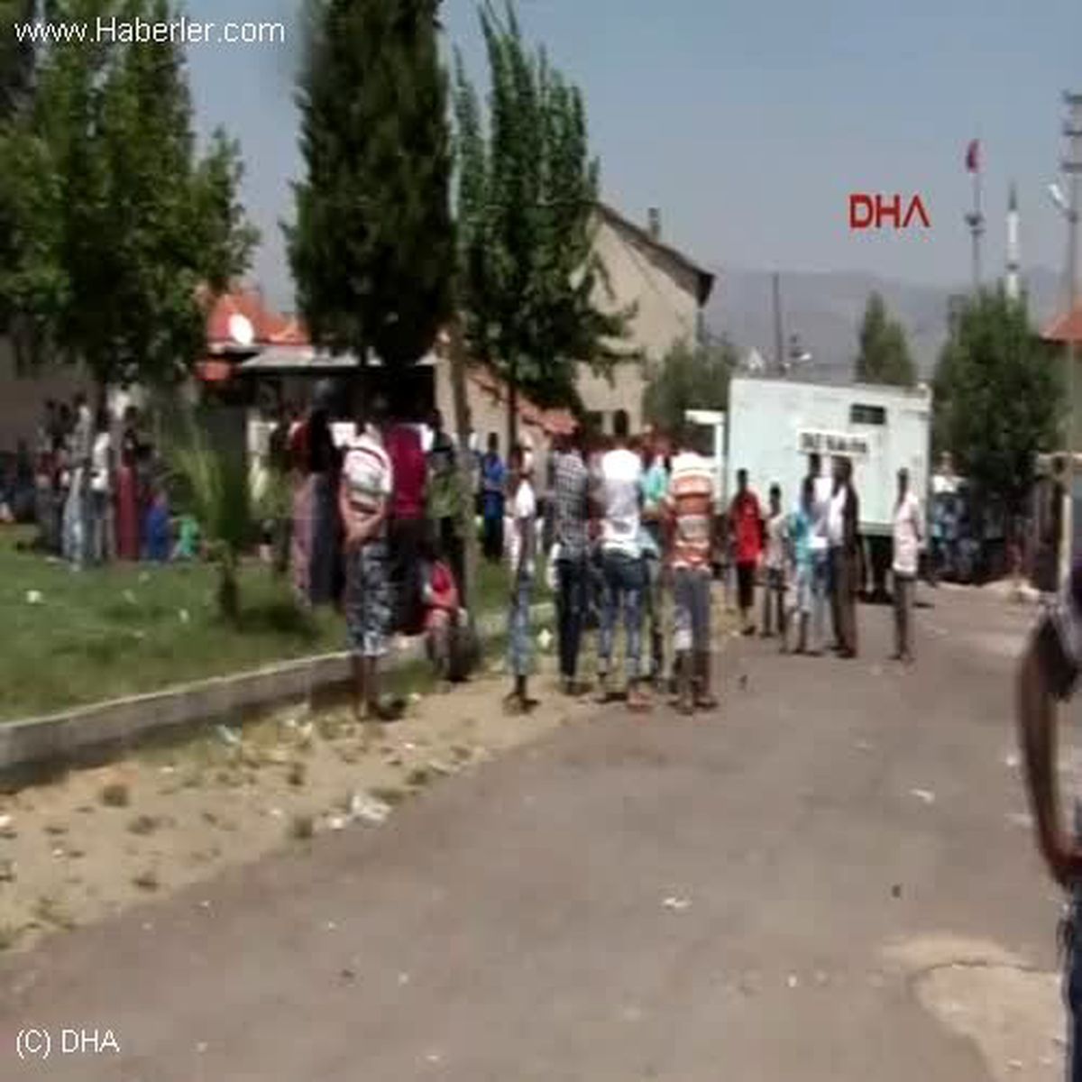 Acılı Anne Hiç Uğruna Ölen Evladına Ağladı