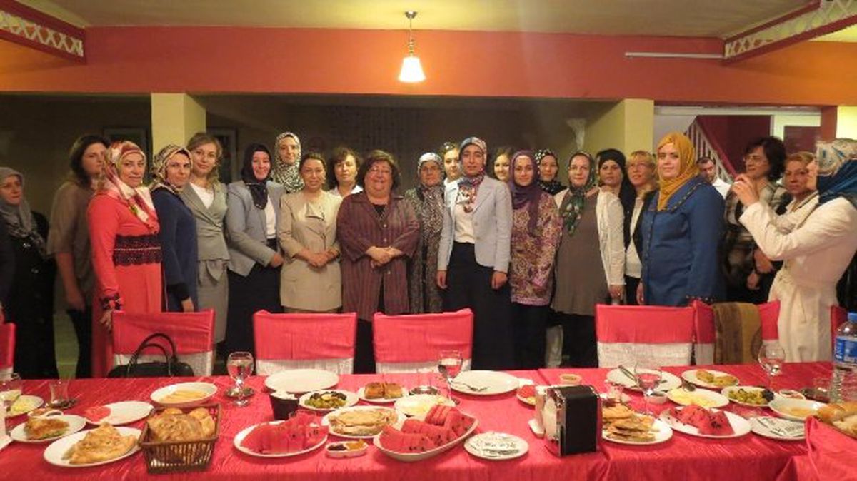 AK Parti\'de 3 İlin Kadın Kolları Sahur\'da Buluştu