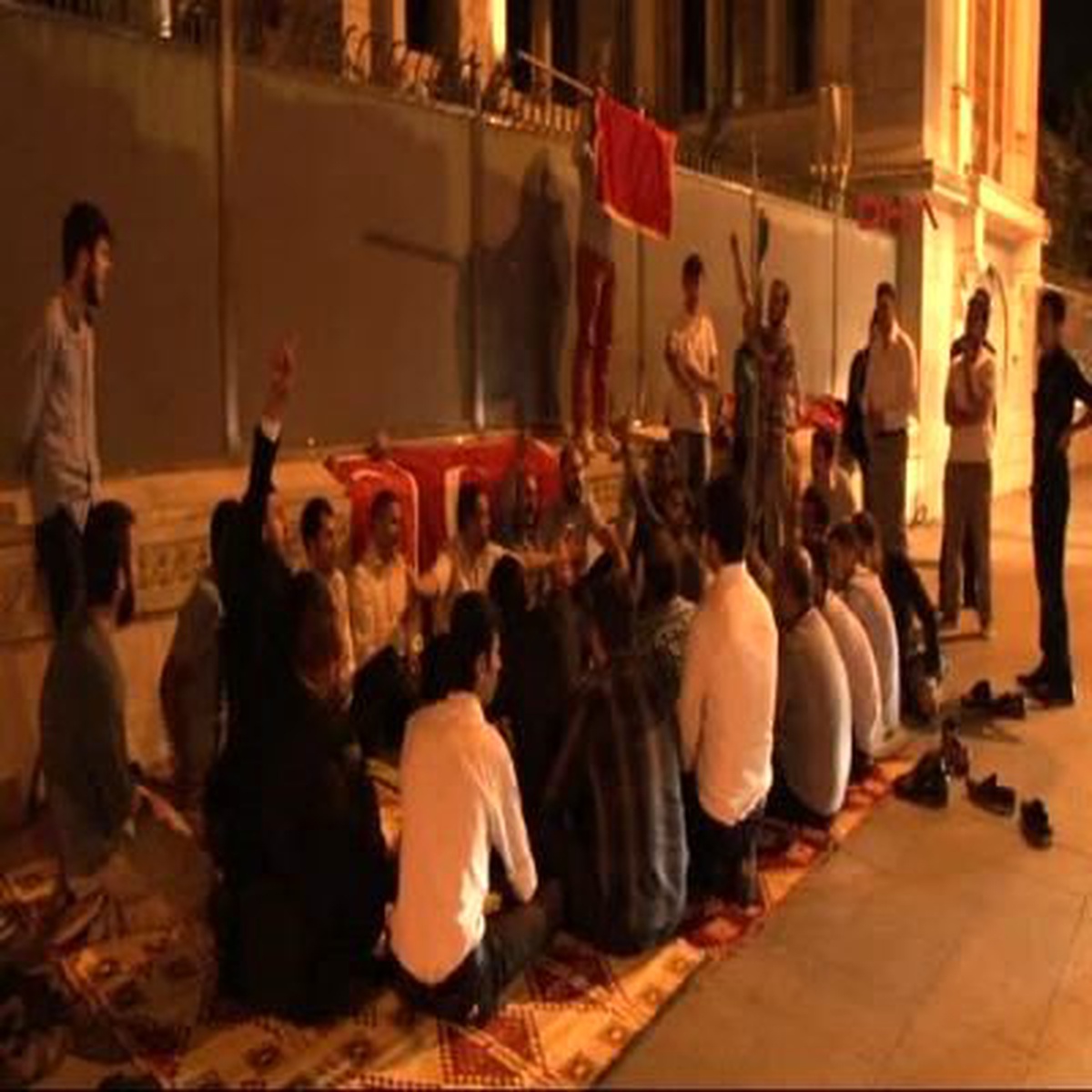 Alperen Ocakları Üyeleri Konsolosluk Önünde Sahur Yaptı