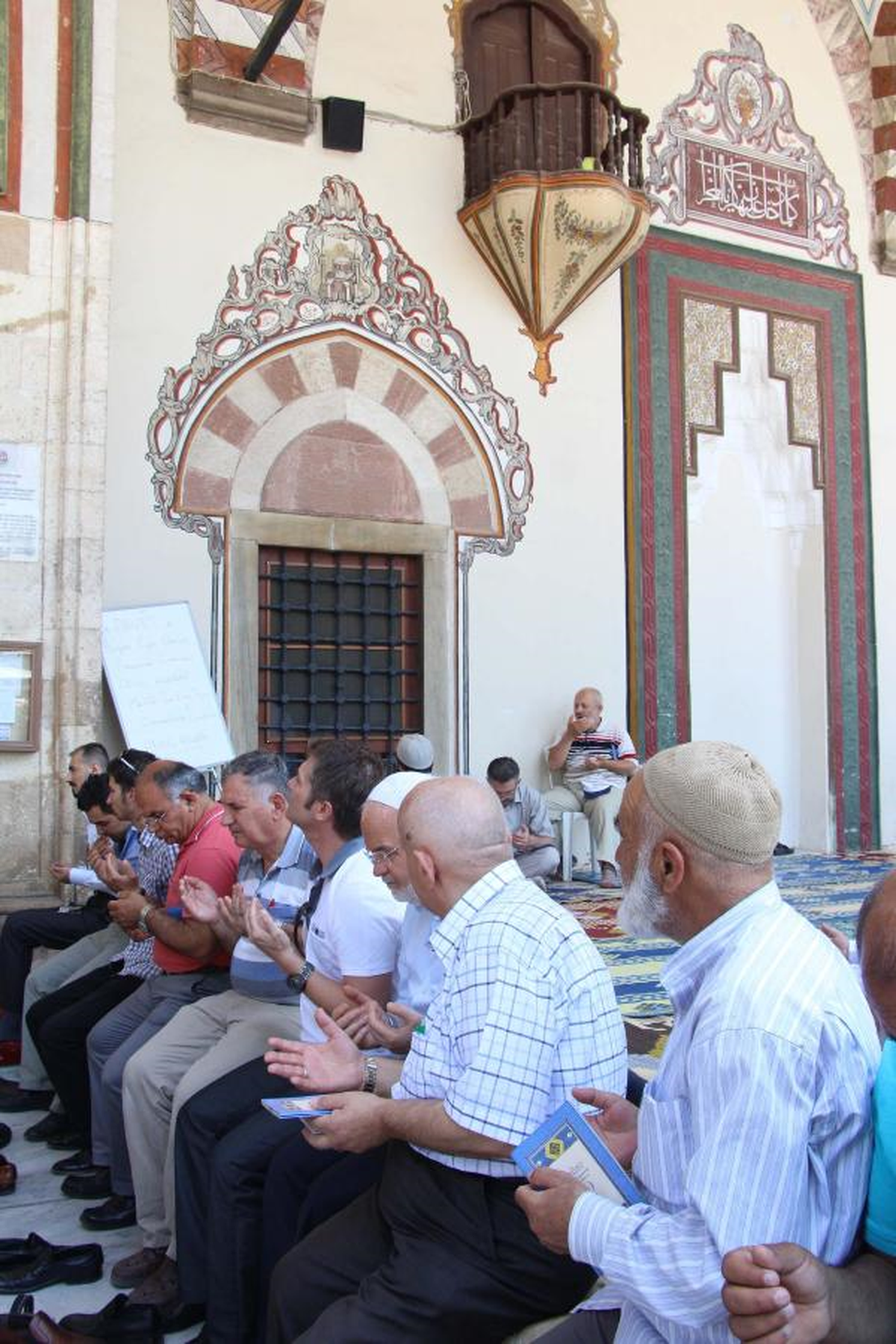 Arınç, Manisa\'da Annesi İçin Mevlit Okuttu