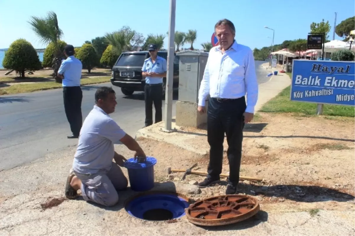 Ayvalık Belediyesi\'nden Yeni Plastik Rögar Kapakları