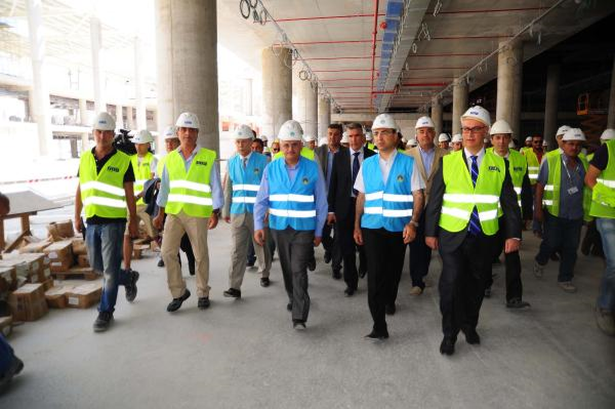 Bakan Yıldırım: İzmir\'in 30 Yıl Havalimanı Sorunu Kalmayacak