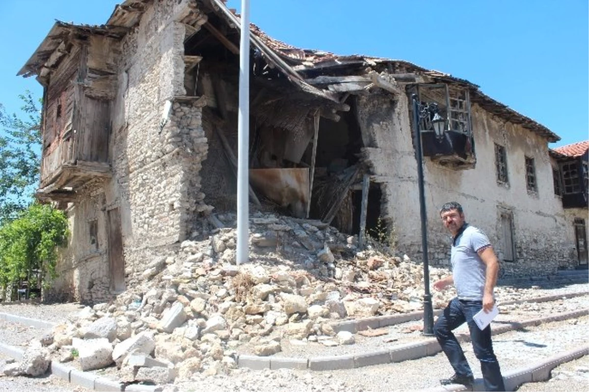 Beyşehir\'de Tescilli Yapılar Yıkılıyor, Tarih Yok Oluyor