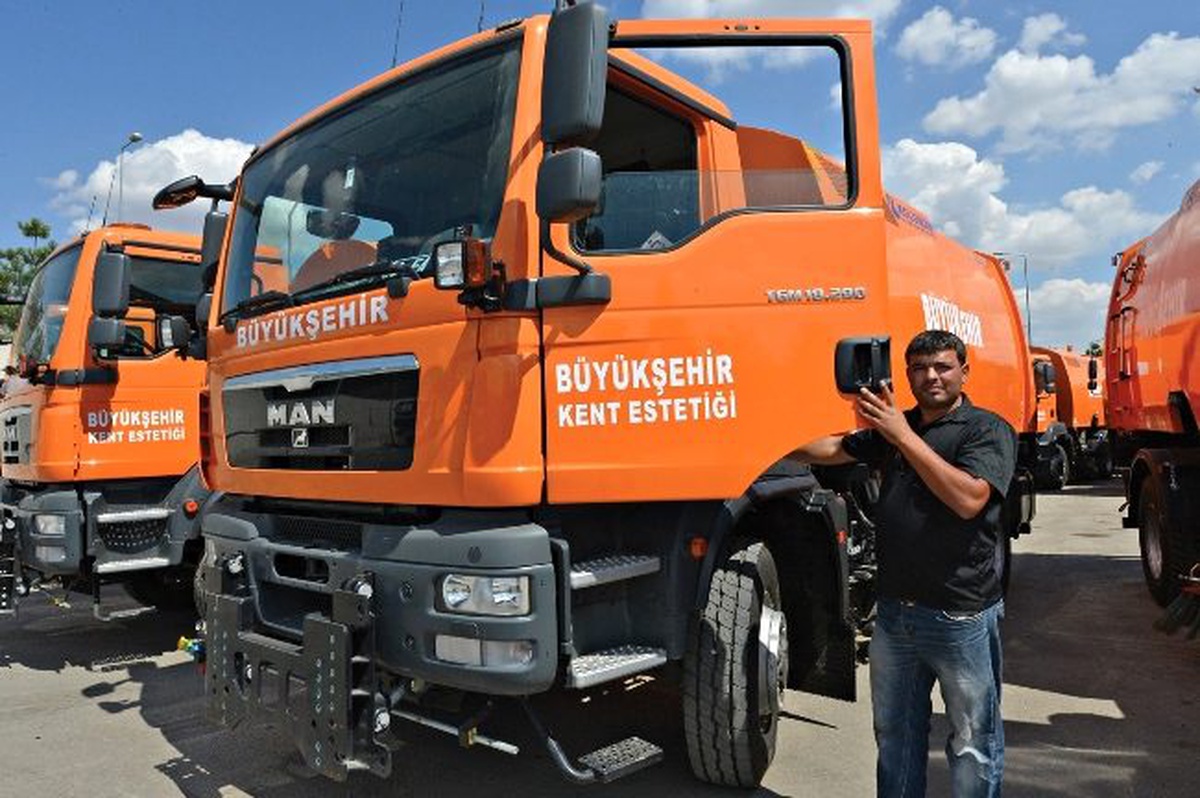 Büyükşehir Temizlik Filosuna 30 Süpürge Aracı Daha