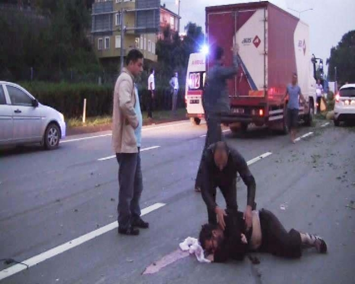 Çay Yüklü Kamyon Kaza Yaptı: 2 Yaralı