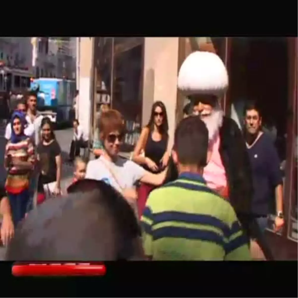 Erol Büyükburç, İstiklal Caddesi\'nde Eşekle Dolaştı
