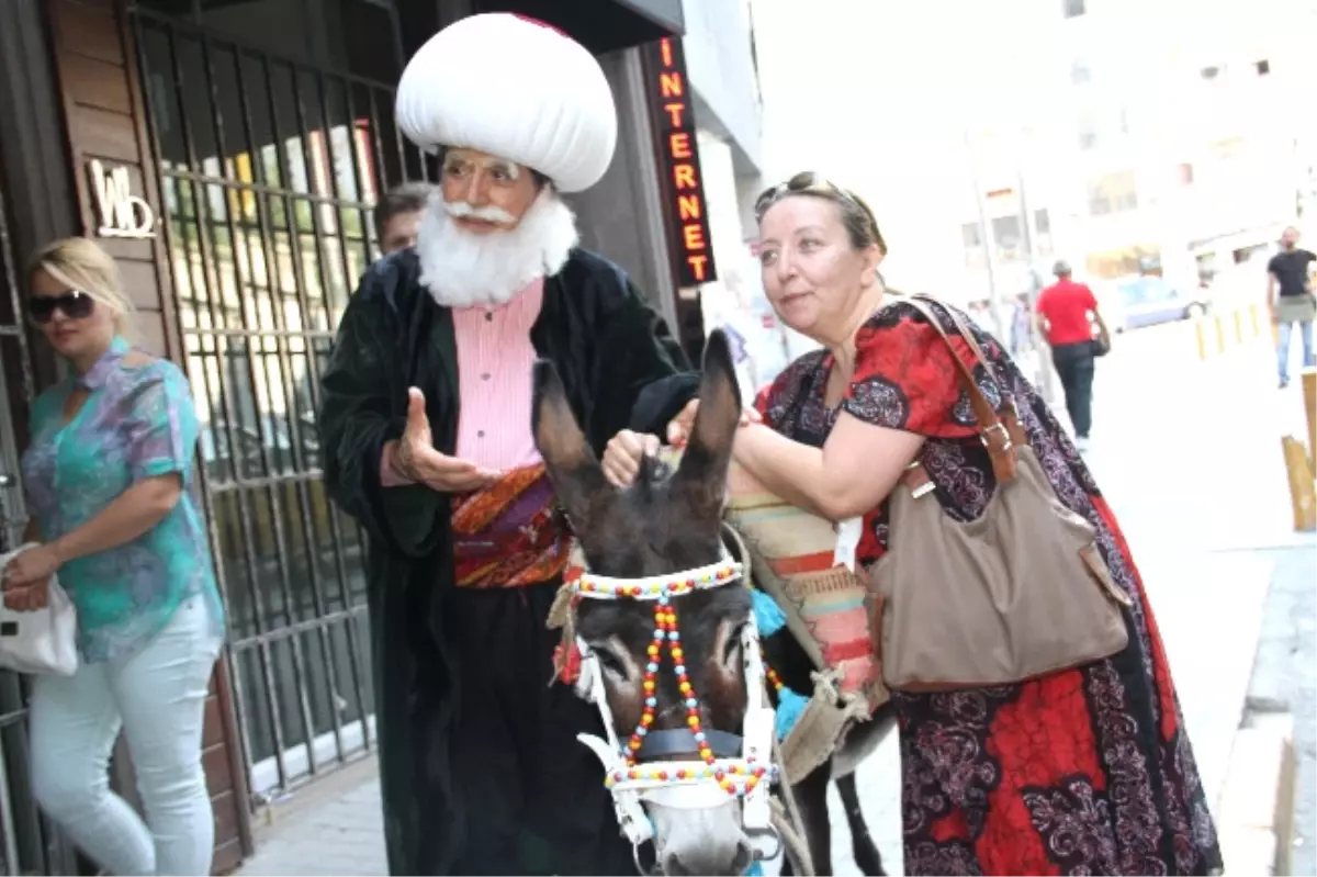 Erol Büyükburç İstiklal Caddesi\'nde Eşekle Dolaştı