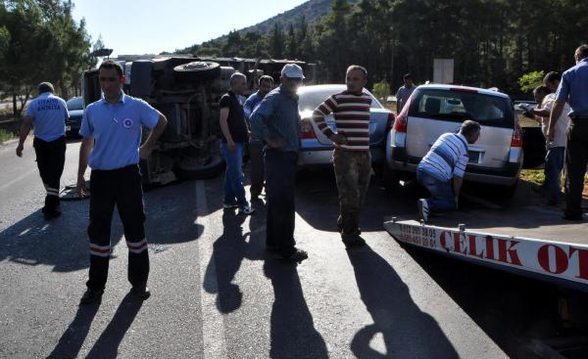 Kamyon, 4 Araca Çarparak Durabildi