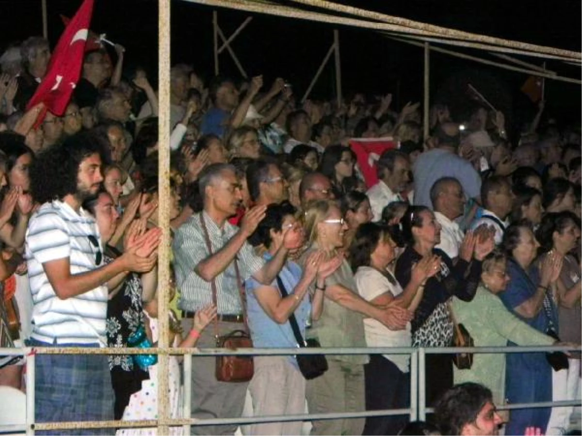 Levent Kırca Foça\'da Sahneye Çıktı