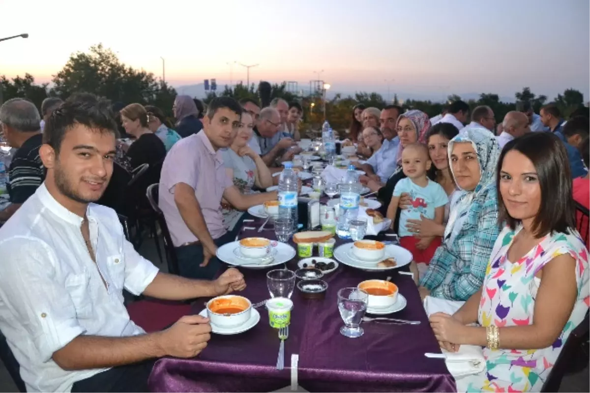 Manisa Valiliği Personeli İftar Yemeğinde Buluştu