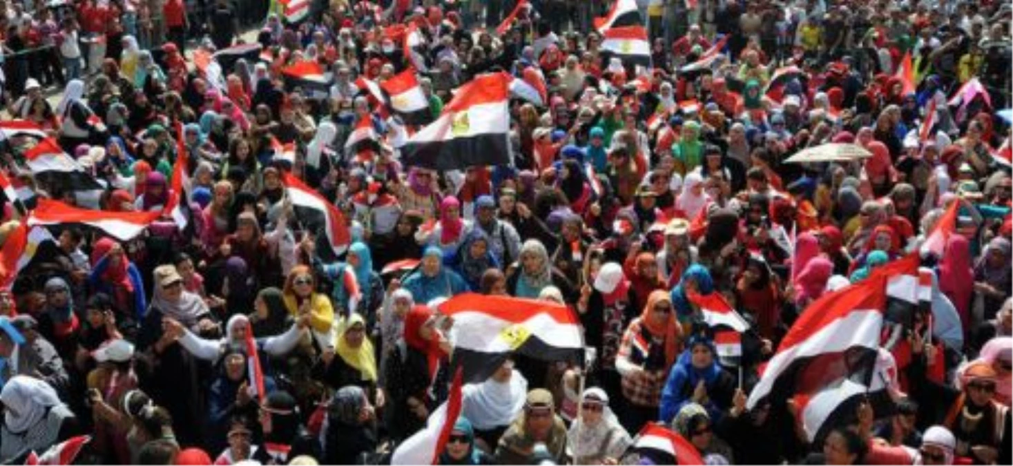 Mısır\'da Demokrasi Yanlılarına Ateş Açılması