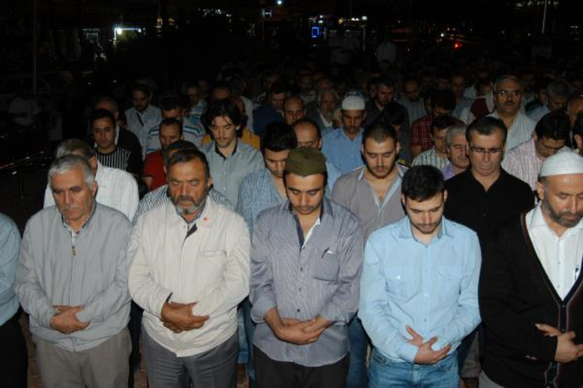 Mısır\'da Ölenler İçin Gıyabi Cenaze Namazı Kıldılar