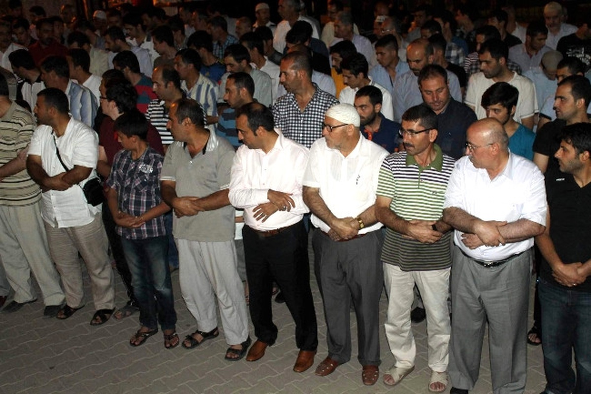 Mısır\'da Ölenler İçin Gıyabi Cenaze Namazı Kılındı