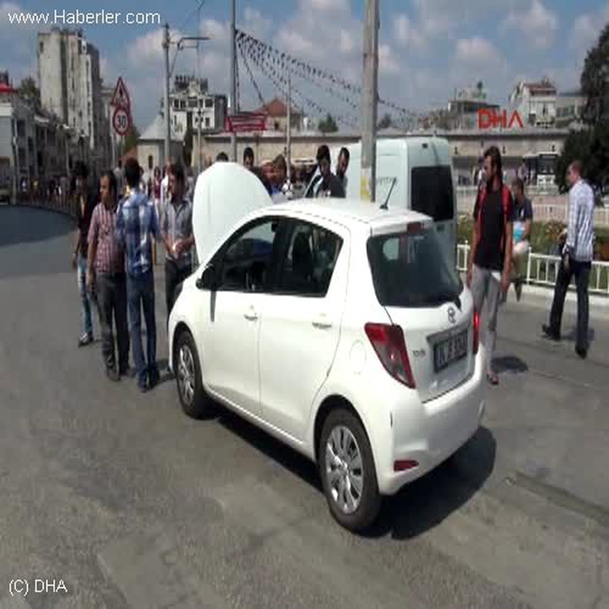 Taksim\'de Kedi Kurtarma Operasyonu