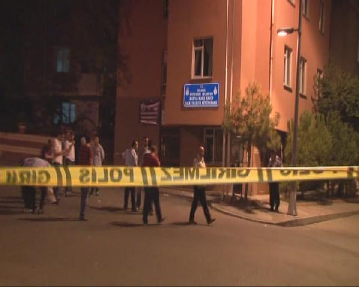 (Özel) Kartal\'da Belediye Ek Hizmet Binası\'nda Ses Bombası Patladı