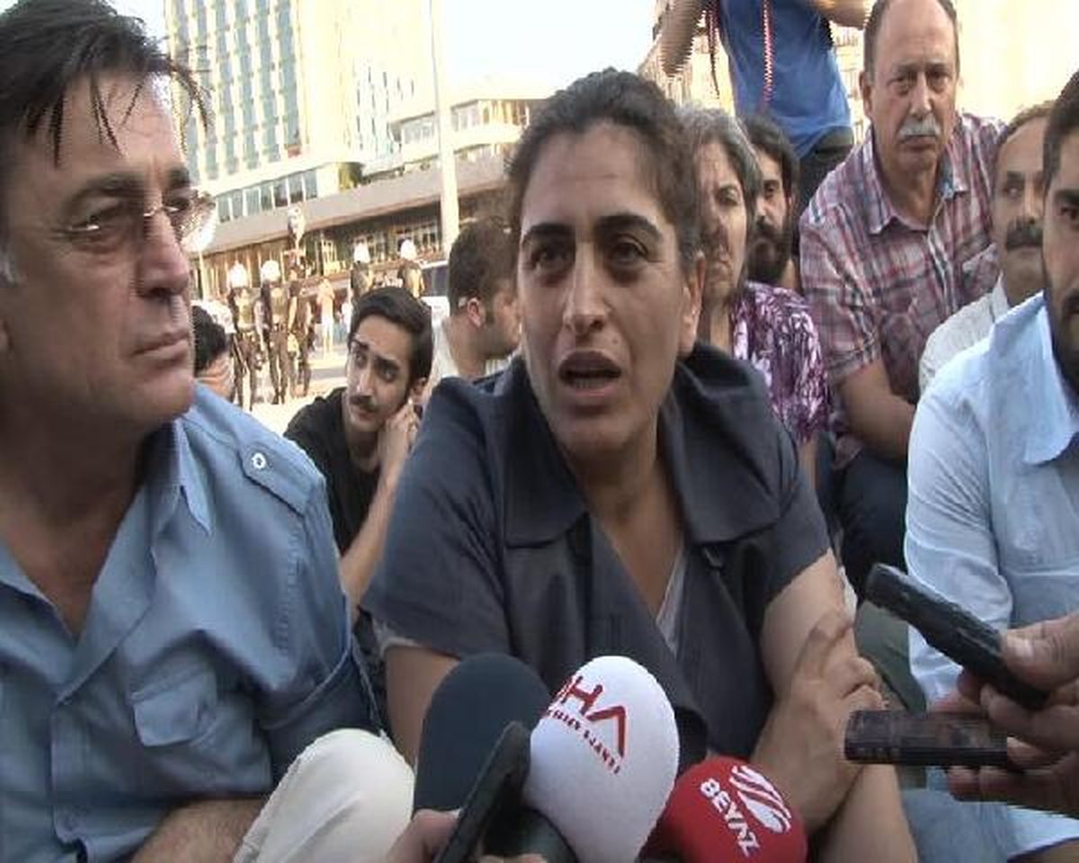Taksim Gezi Parkı\'nda İftar Açmak İsteyen Grupla Polis Arasında Arbede