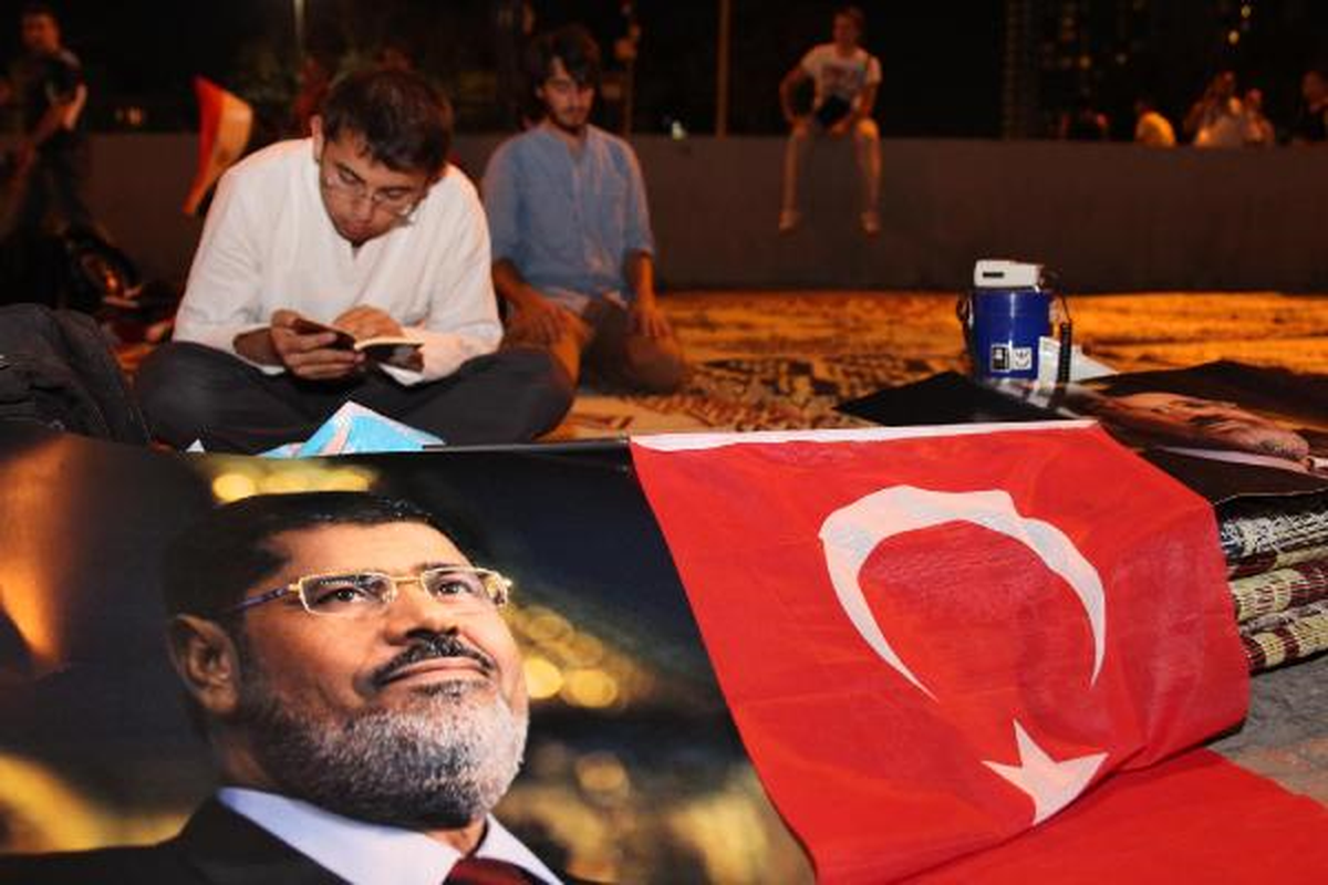 Taksim Meydanı\'nda Oturma Eylemine Polis Engeli