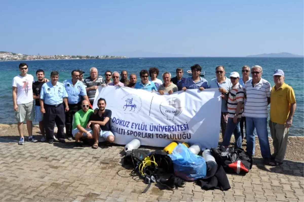 Turistik Yeni Foça Beldesinde Deniz Temizliği