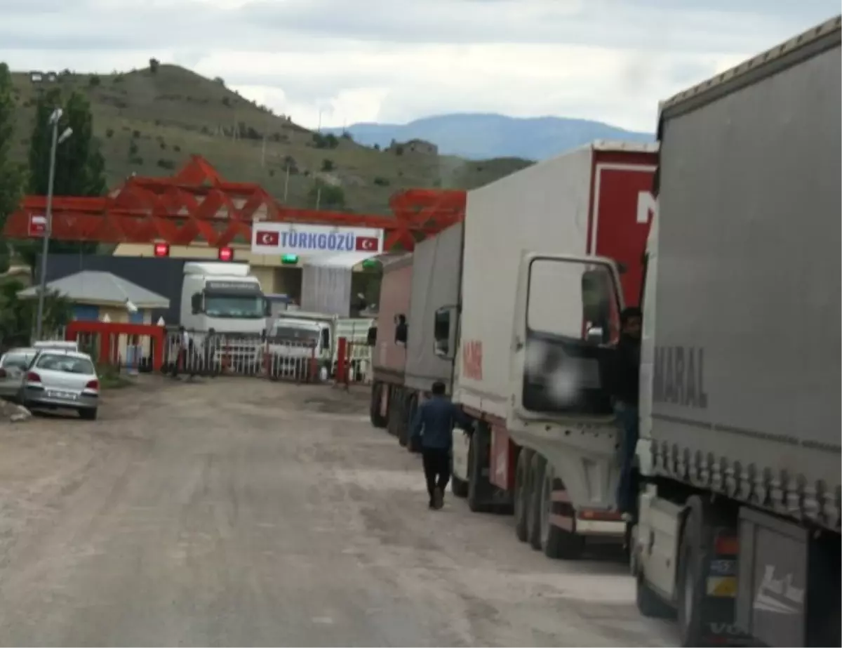 Türkgözü Sınır Kapısında Gümrük Memurunun Keyfi Uygulamaları Bıktırdı