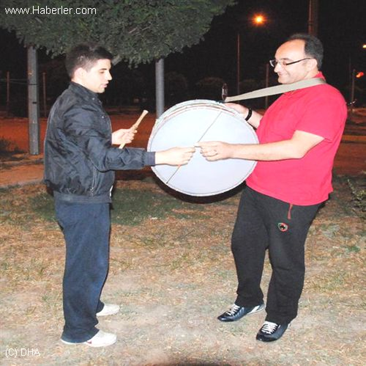Sahurda Davul Çalıp Oy İstedi