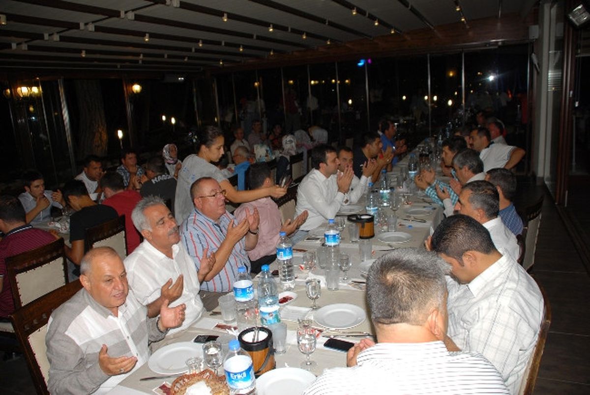 AK Parti Döşemealtı İlçe Teşkilatı İftar Yemeği Verdi