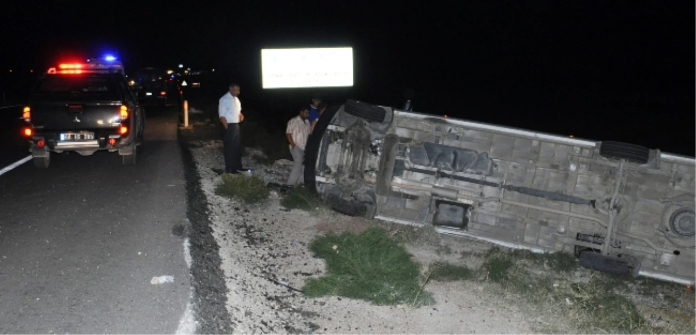 Aksaray\'da Minibüs Şarampole Devrildi: 5 Yaralı