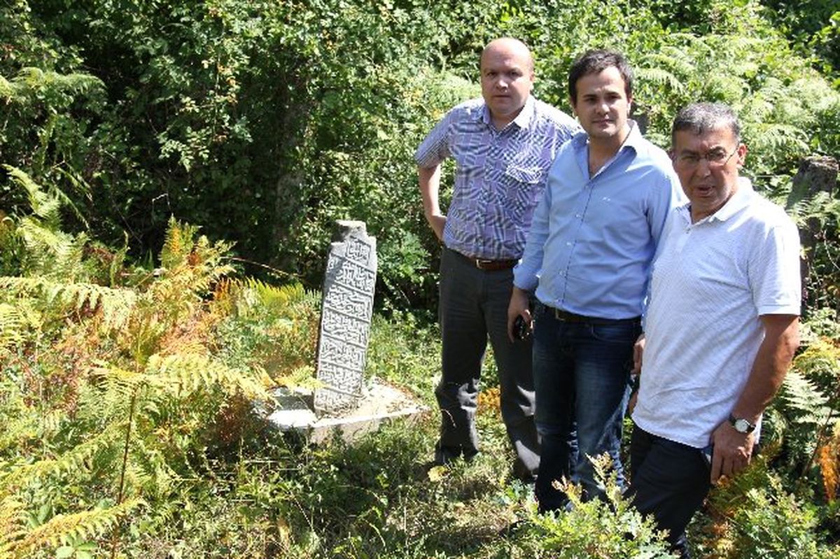 Başkan Emeksiz, 200 Yıllık Tarihi Mezarı Ziyaret Etti