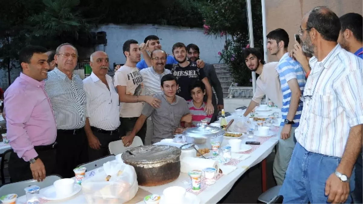 Başkan Gümrükçüoğlu, Yeşiltepe ve Aydınlıkevler Mahalleleri Sakinleri ile İftar Yemeğinde Bir Araya...